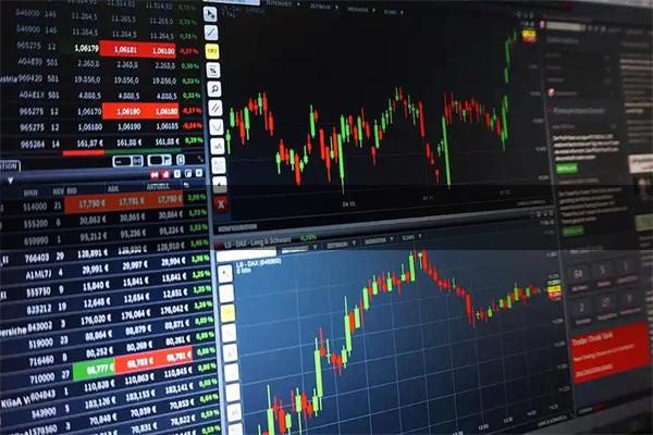 配资公司行情 卢昱晓穿粉裙漫步巴黎街头 表情灵动气质又甜又酷